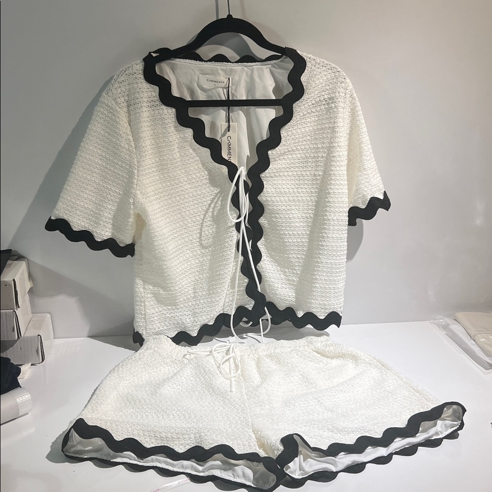 Commense Contrast Trim V-Neck Shorts Set - Picture 7 of 10